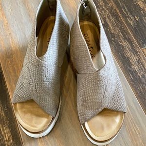 Diba True,  size 6 flatform wedge, Snakeskin Print